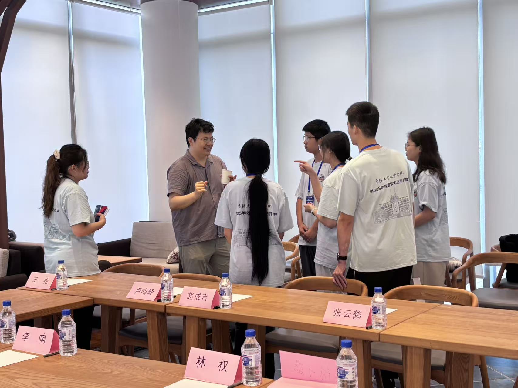 一群人站在桌子边AI 生成的内容可能不正确。