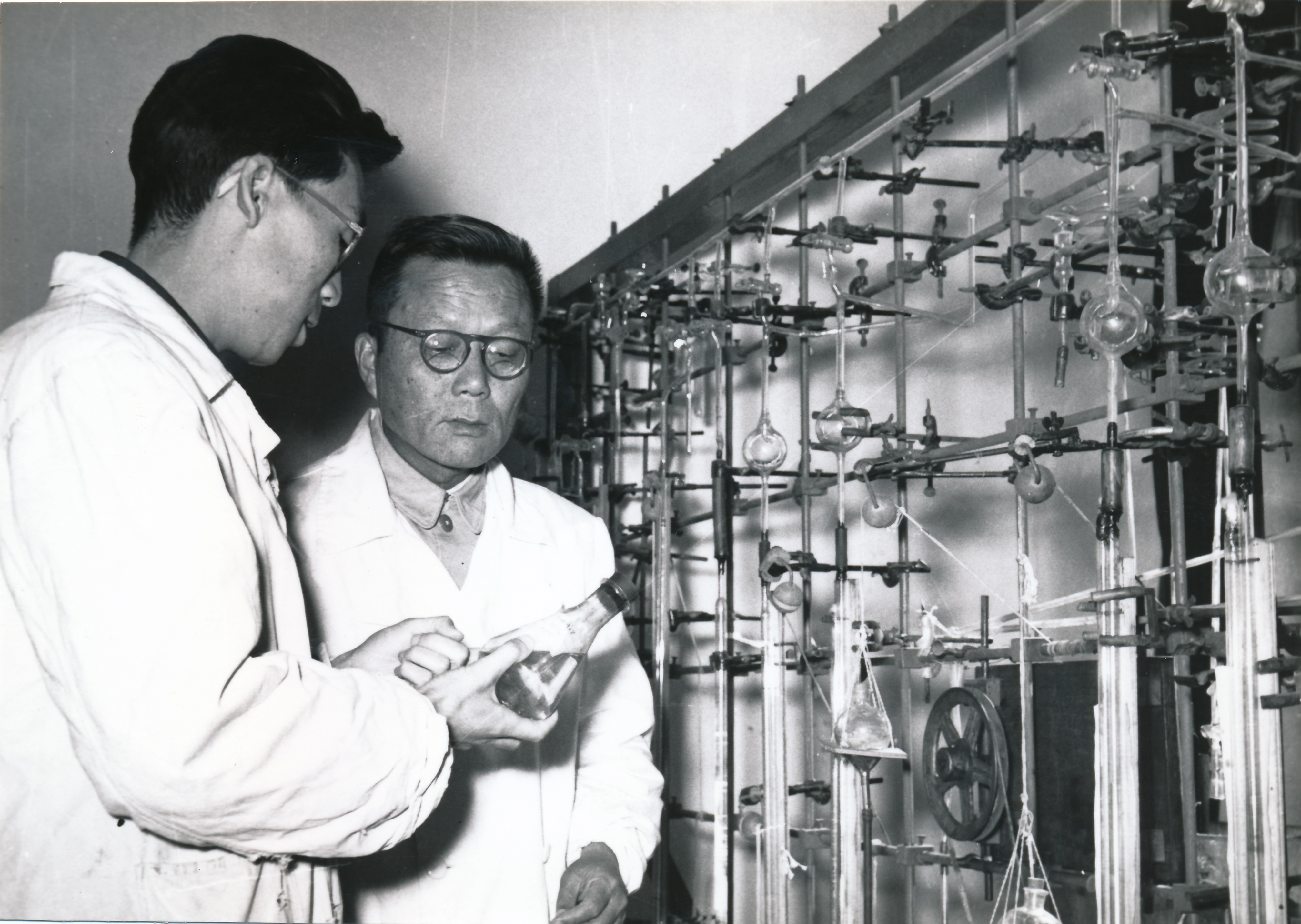 蔡镏生先生指导员工实验